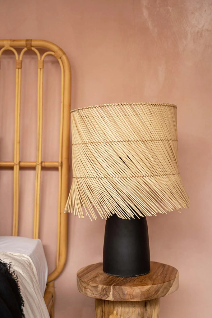 Die Rattan-Tischlampe – Schwarz Natur